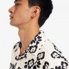 Cămăși cu guler Revere și imprimeu floral Cămăși cu guler Revere și imprimeu floral