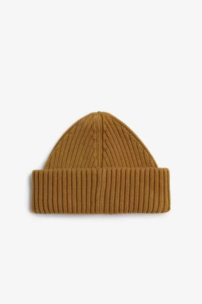 Șepci bărbătești cu etichete striate și logo Șepci bărbătești cu etichete striate și logo