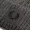 Șepci bărbătești cu etichete striate și logo Șepci bărbătești cu etichete striate și logo