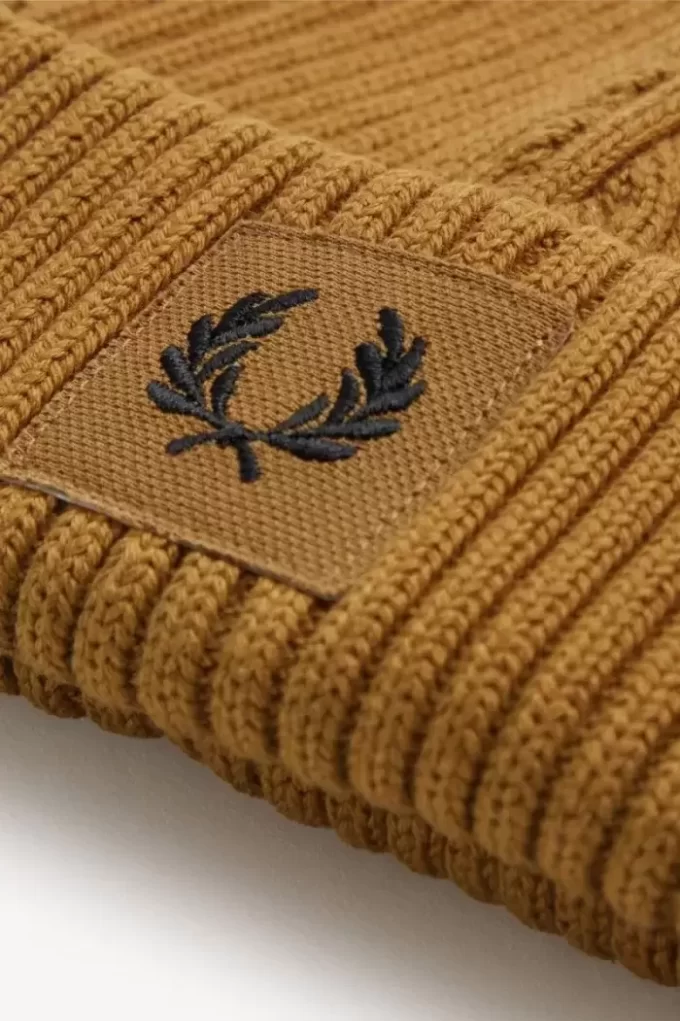 Șepci bărbătești cu etichete striate și logo Șepci bărbătești cu etichete striate și logo