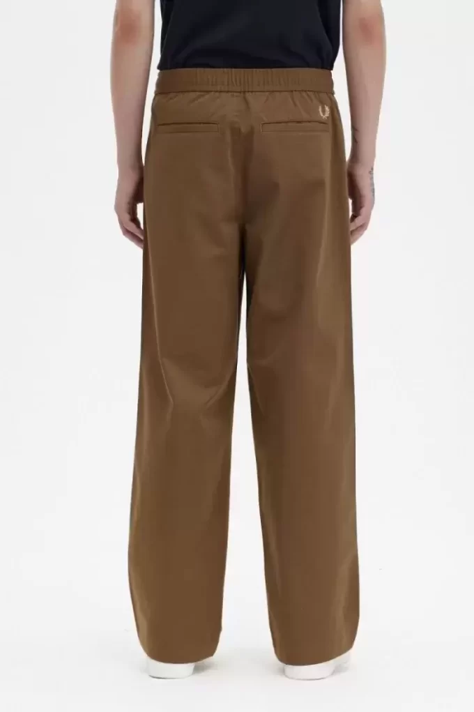 Pantaloni bărbătești cu șnur și croială largă Pantaloni bărbătești cu șnur și croială largă