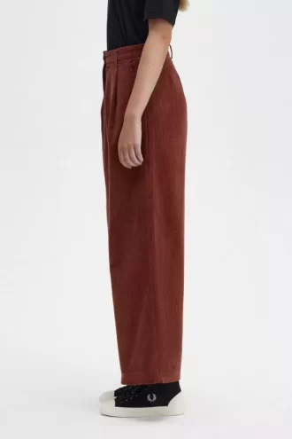 Pantaloni de damă din catifea reiată