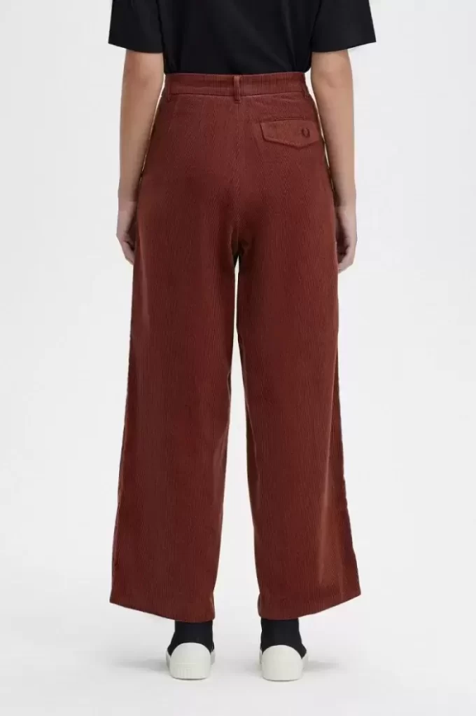 Pantaloni de damă din catifea reiată