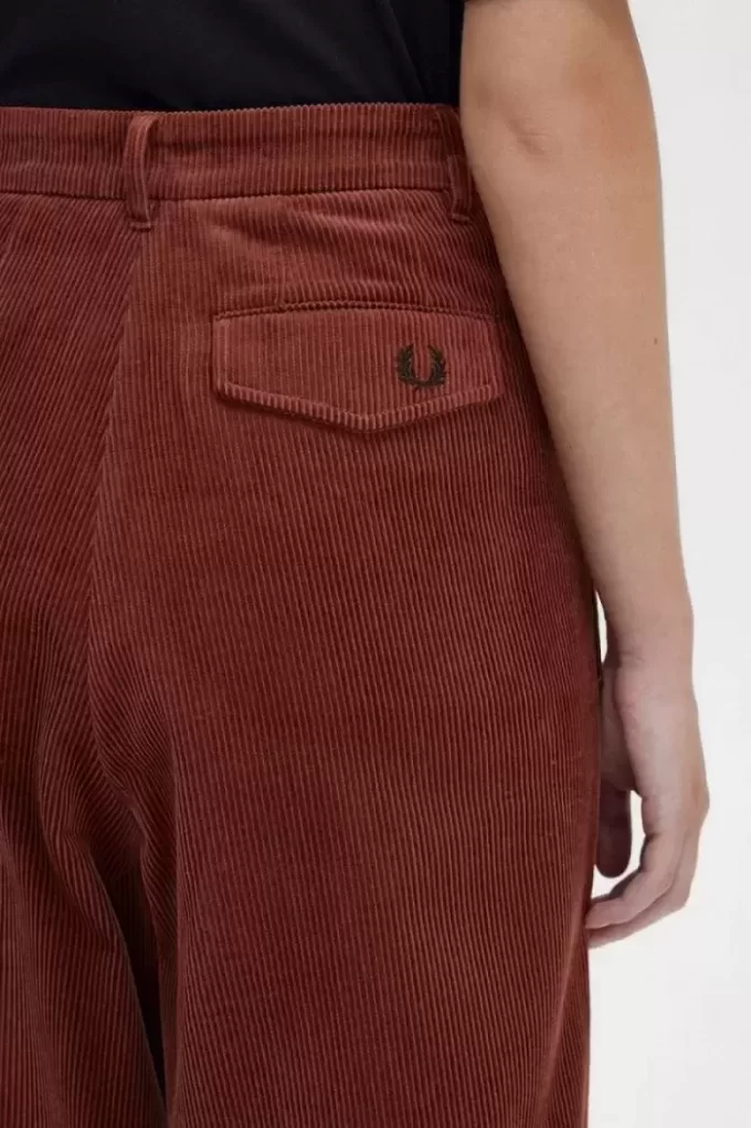Pantaloni de damă din catifea reiată
