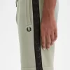 Pantaloni scurți de trening cu bandă în relief pentru bărbați Pantaloni scurți de trening cu bandă în relief pentru bărbați