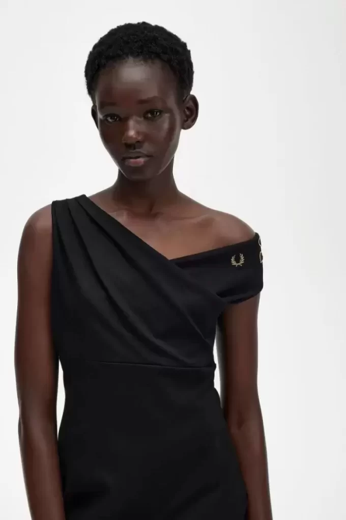 Rochie de damă cu umeri goi Rochie de damă cu umeri goi