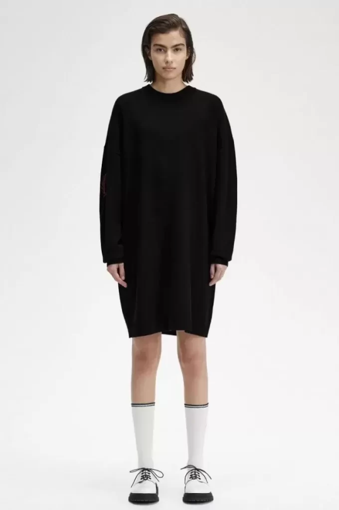 Rochie de damă tricotată cu coroană de laur Rochie de damă tricotată cu coroană de laur