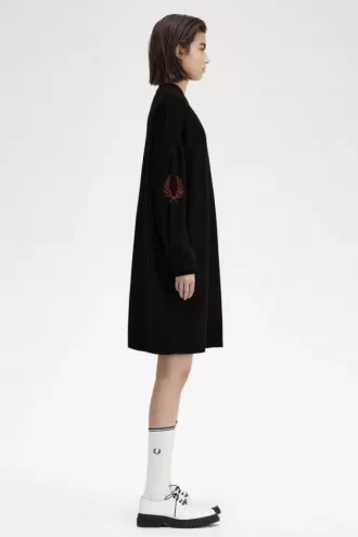 Rochie de damă tricotată cu coroană de laur Rochie de damă tricotată cu coroană de laur