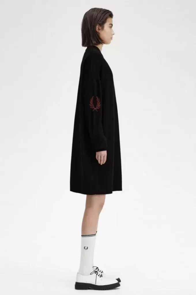 Rochie de damă tricotată cu coroană de laur Rochie de damă tricotată cu coroană de laur