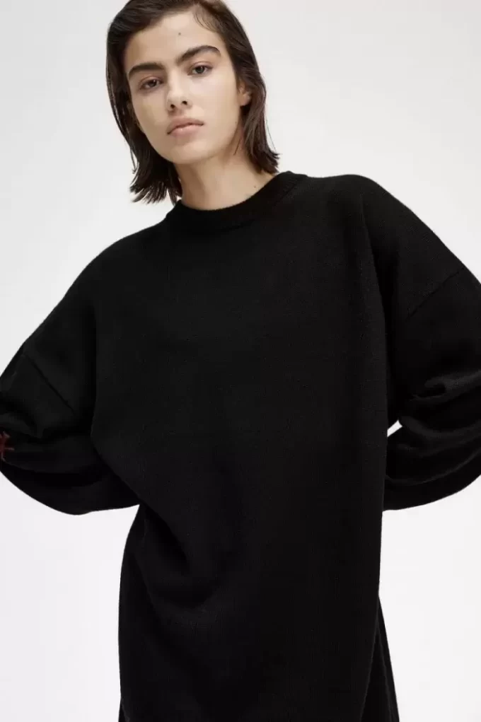 Rochie de damă tricotată cu coroană de laur Rochie de damă tricotată cu coroană de laur