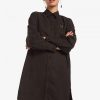 Rochie tip cămașă cu detaliu de capse Rochie tip cămașă cu detaliu de capse