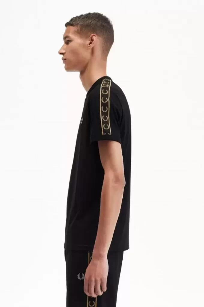 Tricou bărbătesc cu bandă contrastantă Ringer Tricou bărbătesc cu bandă contrastantă Ringer