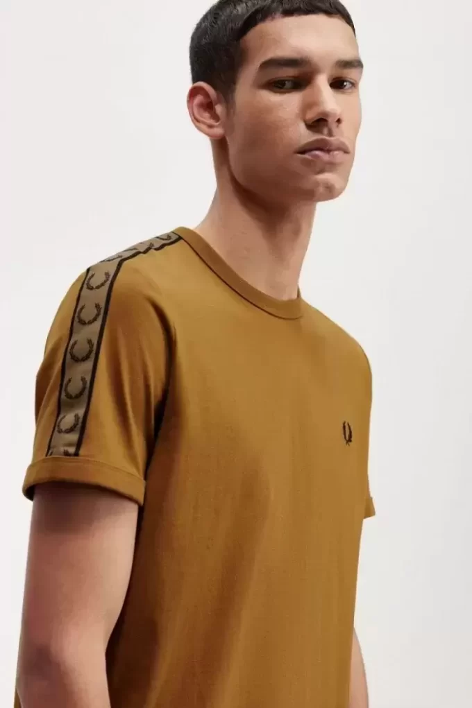 Tricou bărbătesc cu bandă contrastantă Ringer Tricou bărbătesc cu bandă contrastantă Ringer