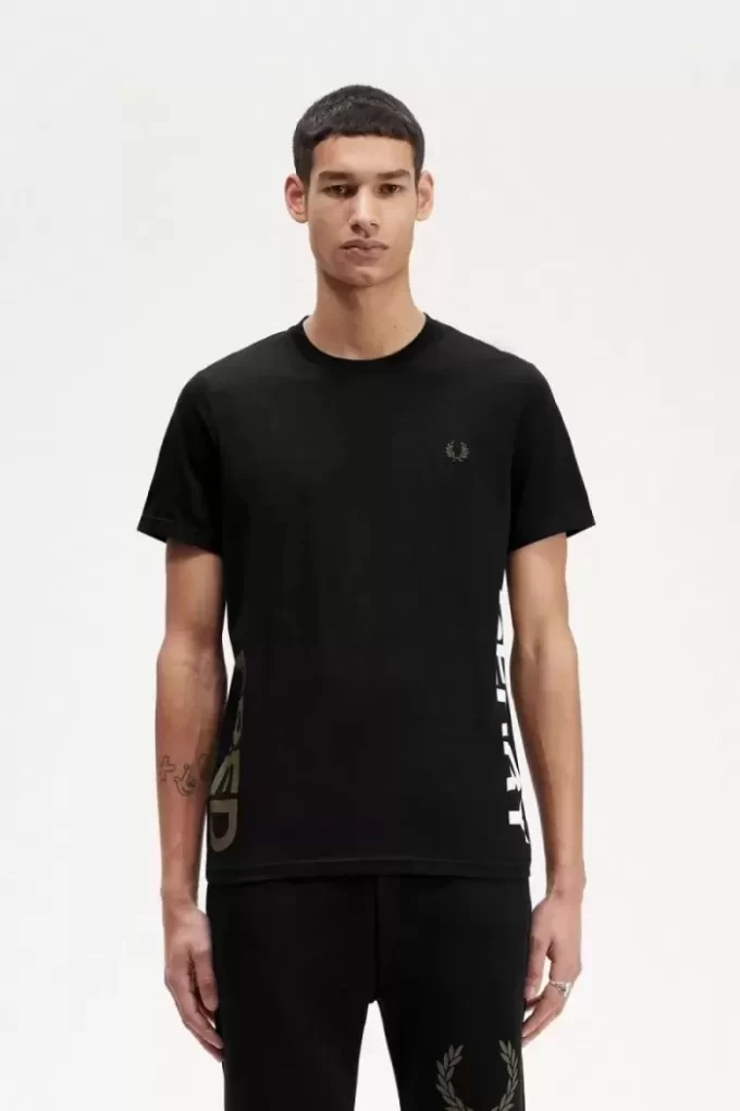 Tricou bărbătesc cu branding grafic Tricou bărbătesc cu branding grafic