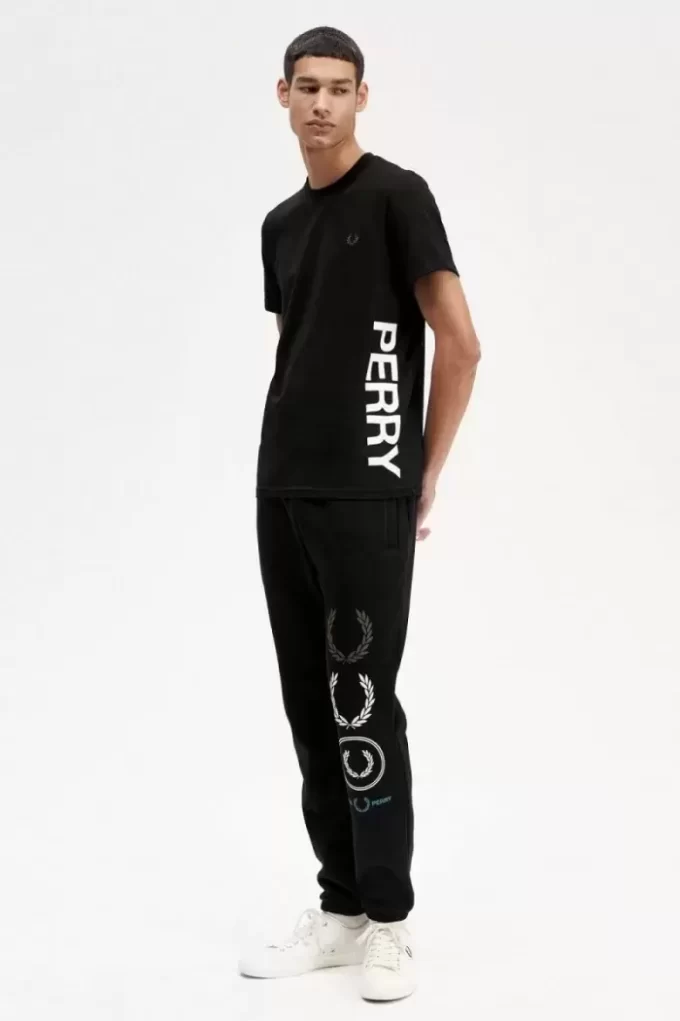 Tricou bărbătesc cu branding grafic Tricou bărbătesc cu branding grafic