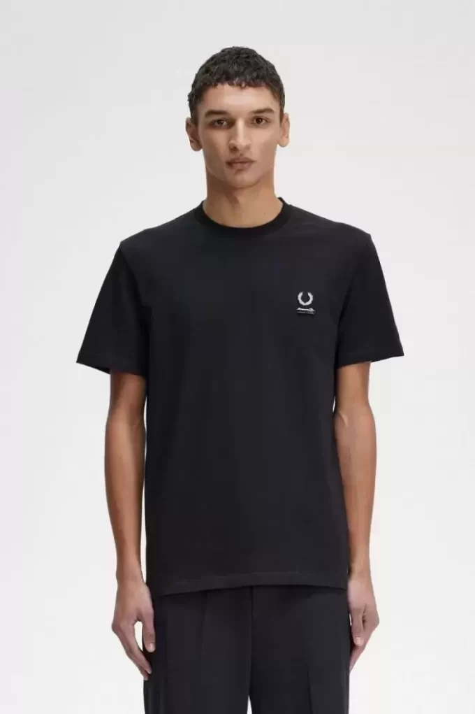 Tricou bărbătesc cu broșă emailată Tricou bărbătesc cu broșă emailată