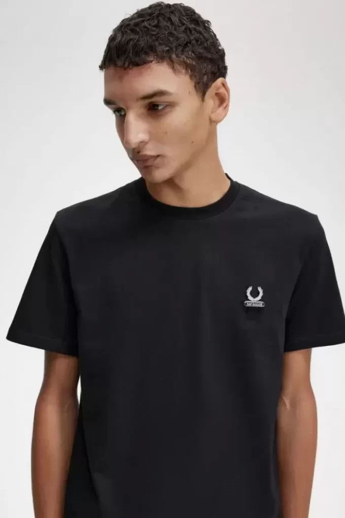 Tricou bărbătesc cu broșă emailată Tricou bărbătesc cu broșă emailată