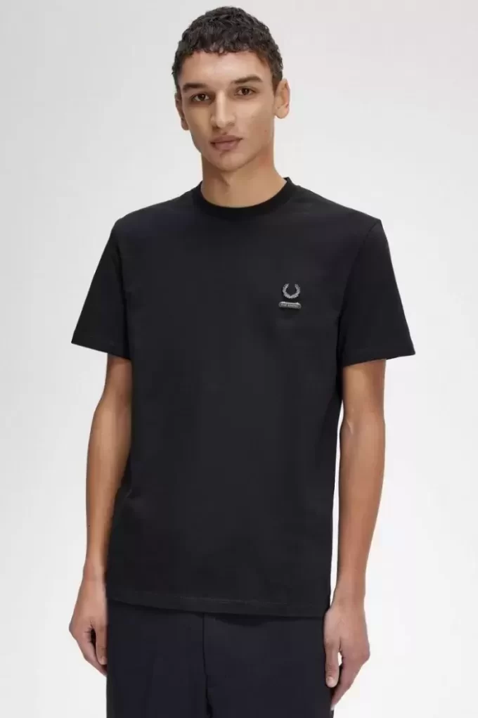 Tricou bărbătesc cu broșă emailată Tricou bărbătesc cu broșă emailată
