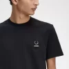 Tricou bărbătesc cu broșă emailată Tricou bărbătesc cu broșă emailată