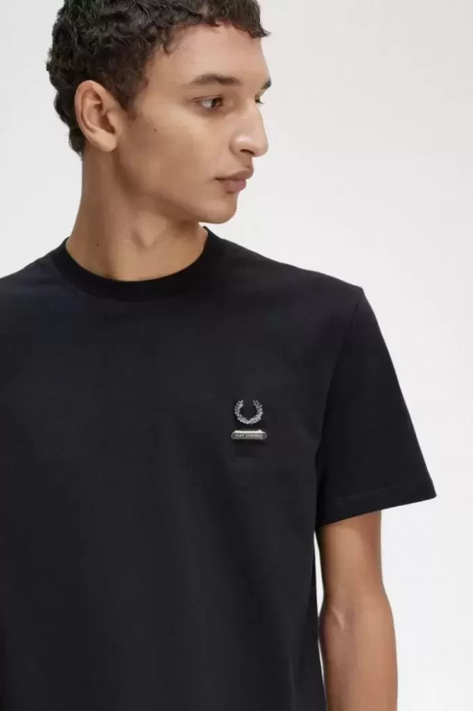 Tricou bărbătesc cu broșă emailată Tricou bărbătesc cu broșă emailată