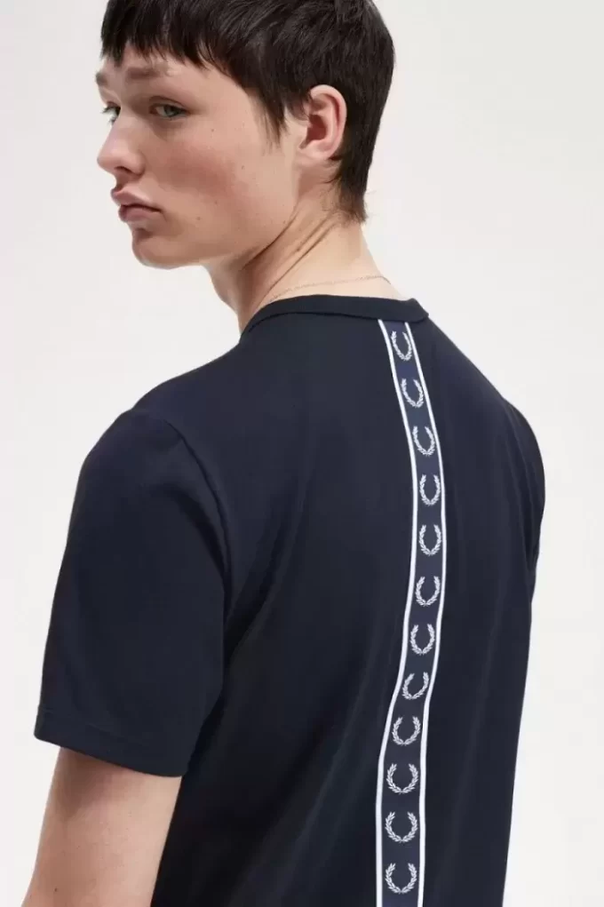 Tricou bărbătesc cu detaliu de bandă Tricou bărbătesc cu detaliu de bandă