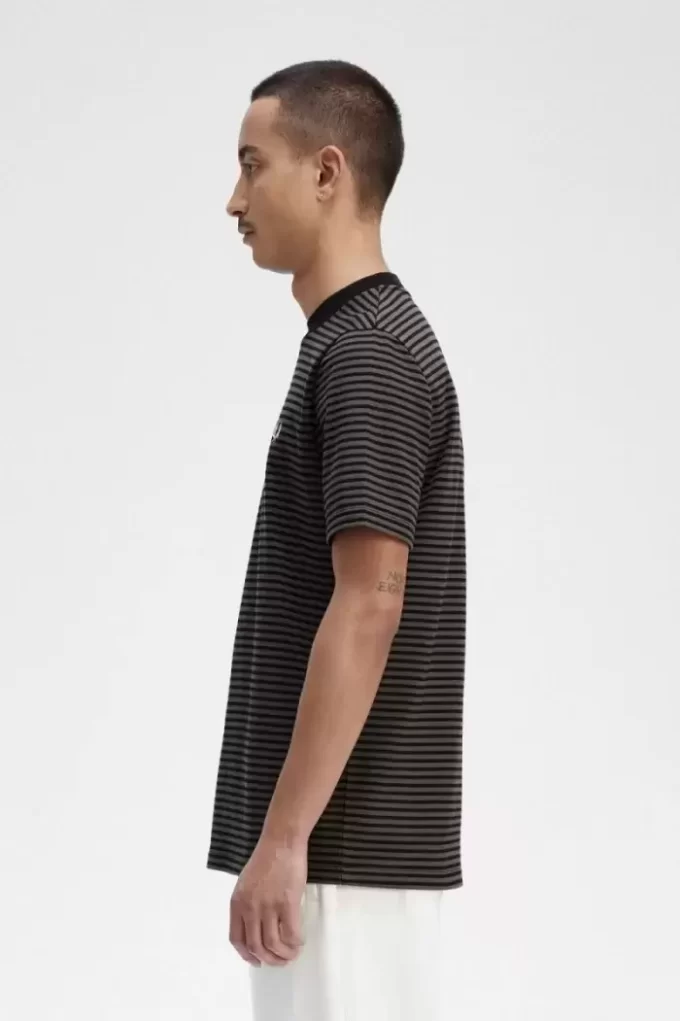 Tricou bărbătesc cu dungi fine, gros Tricou bărbătesc cu dungi fine, gros