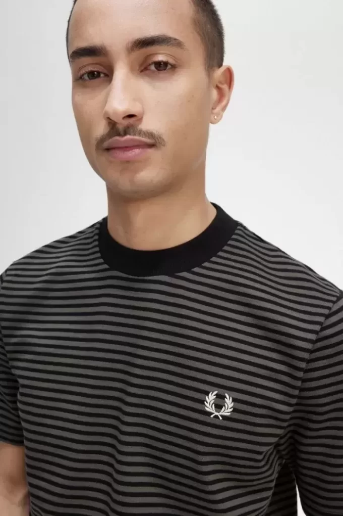 Tricou bărbătesc cu dungi fine, gros Tricou bărbătesc cu dungi fine, gros