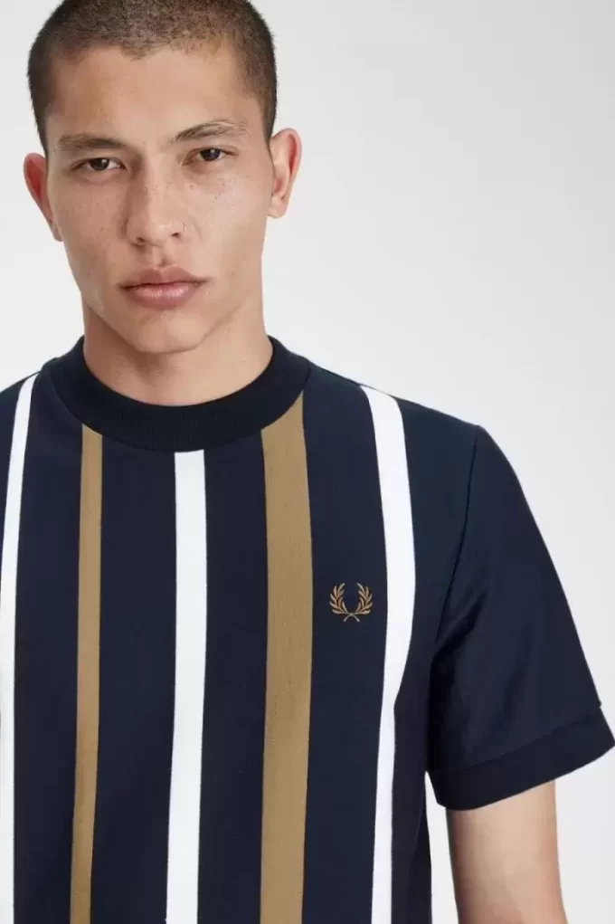 Tricou bărbătesc cu dungi gradiente Tricou bărbătesc cu dungi gradiente