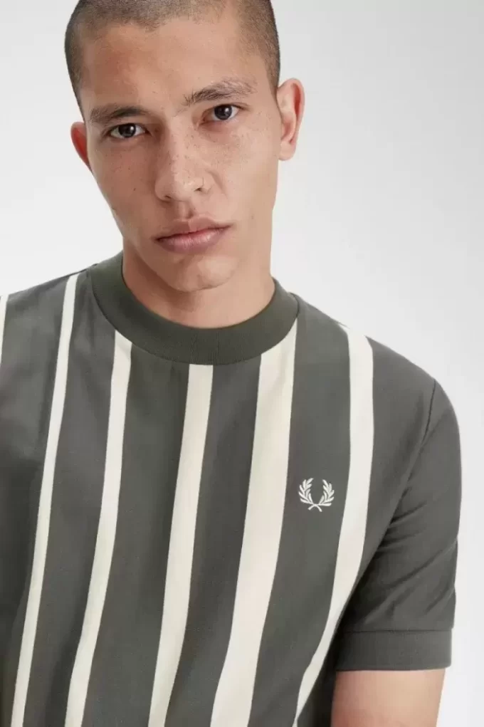 Tricou bărbătesc cu dungi gradiente Tricou bărbătesc cu dungi gradiente