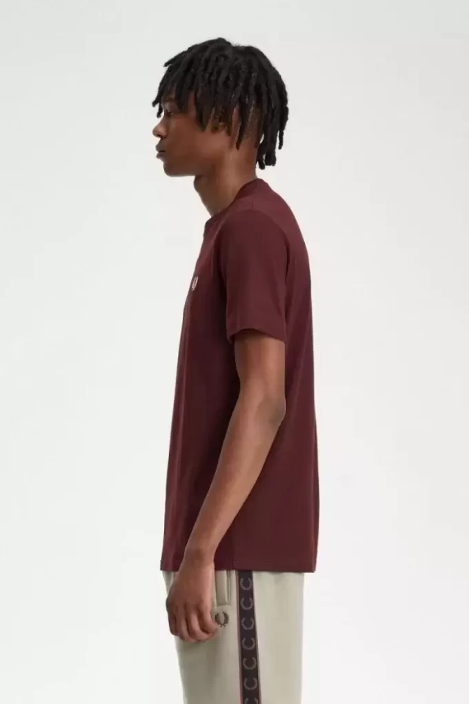 Tricou bărbătesc cu guler rotund Tricou bărbătesc cu guler rotund