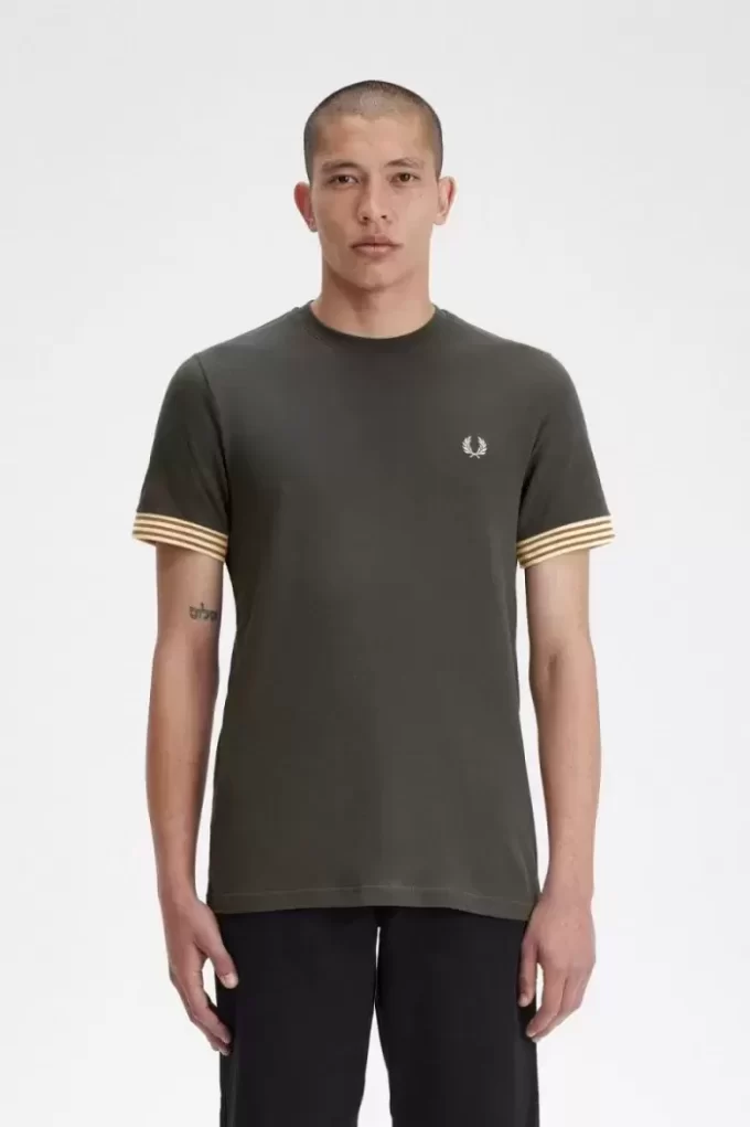 Tricou bărbătesc cu manșetă în dungi Tricou bărbătesc cu manșetă în dungi