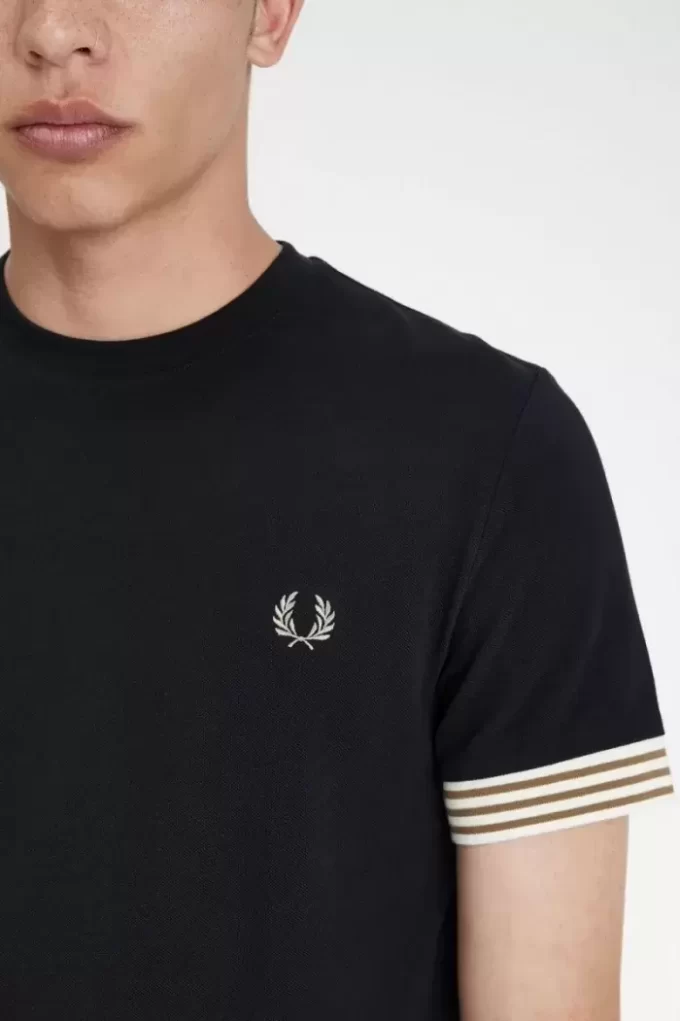 Tricou bărbătesc cu manșetă în dungi Tricou bărbătesc cu manșetă în dungi