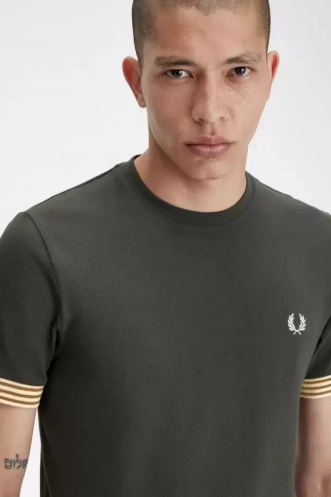 Tricou bărbătesc cu manșetă în dungi Tricou bărbătesc cu manșetă în dungi