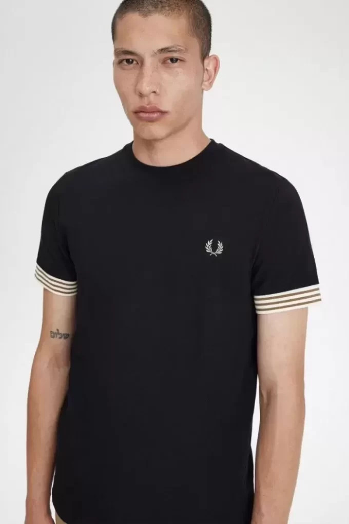 Tricou bărbătesc cu manșetă în dungi Tricou bărbătesc cu manșetă în dungi