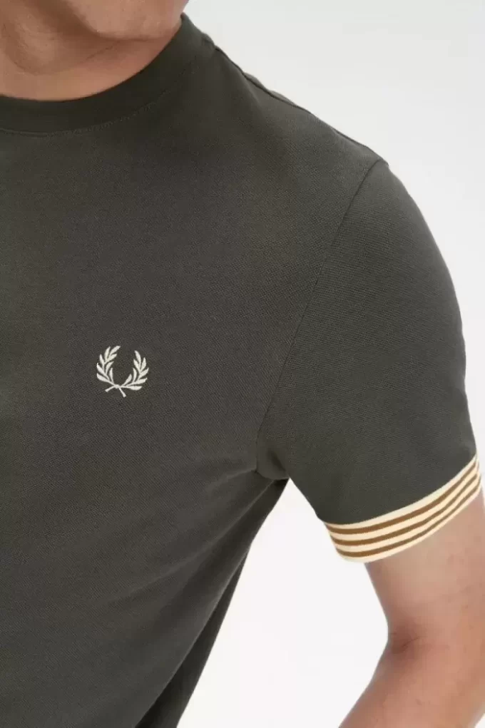 Tricou bărbătesc cu manșetă în dungi Tricou bărbătesc cu manșetă în dungi
