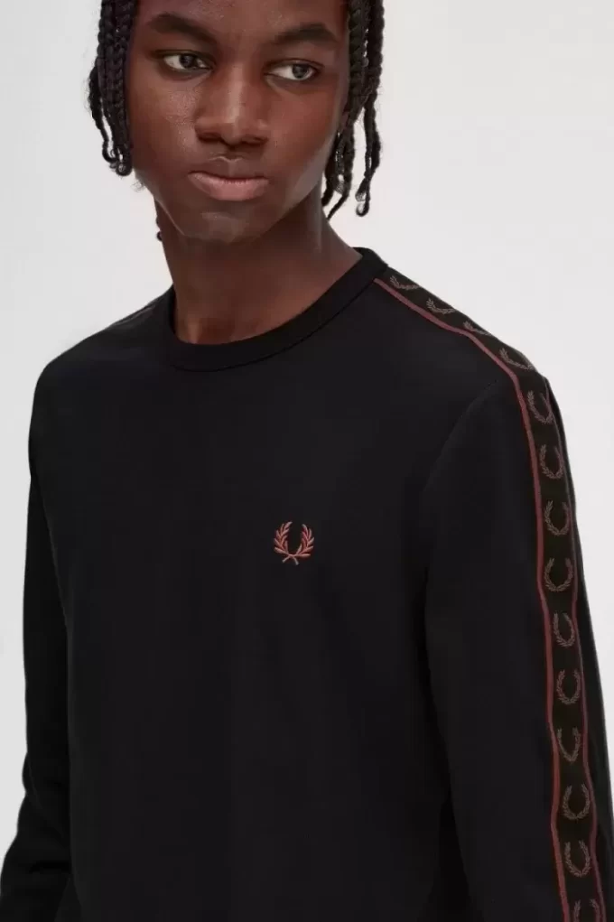 Tricou bărbătesc cu mânecă lungă și bandă adezivă Tricou bărbătesc cu mânecă lungă și bandă adezivă