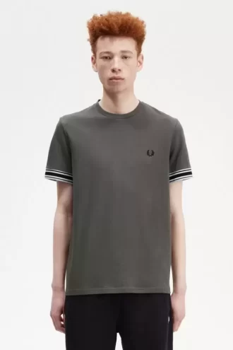 Tricou bărbătesc din piqué cu vârfuri îndrăznețe
