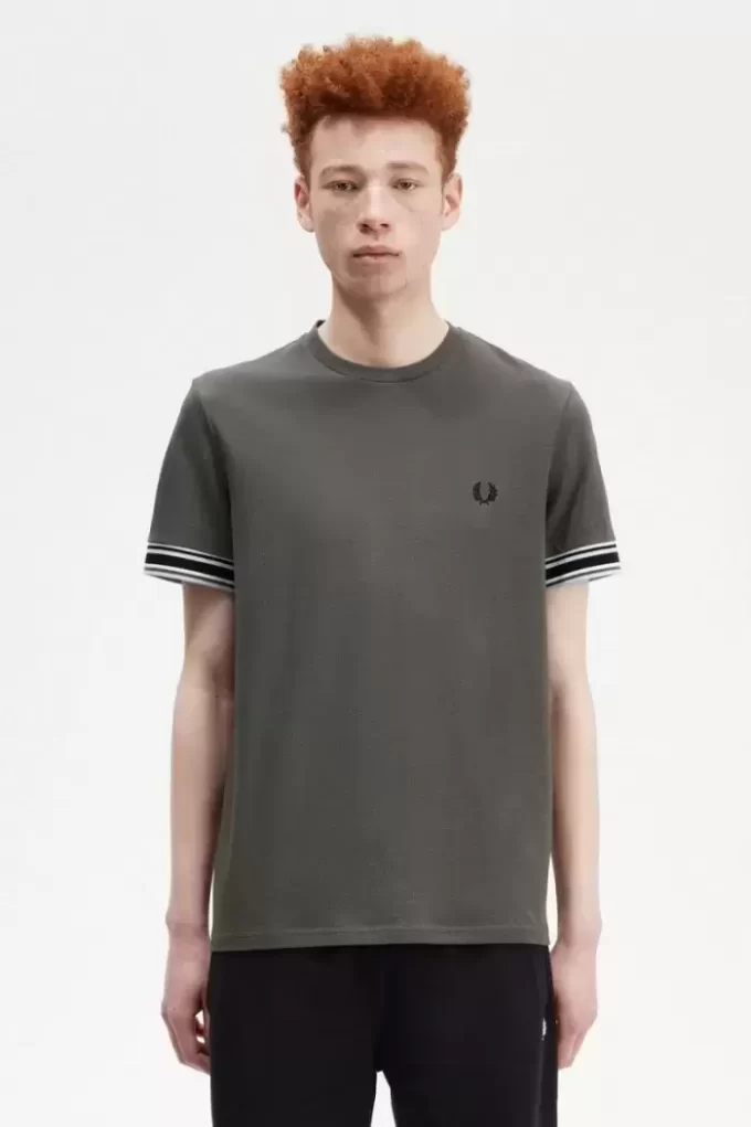 Tricou bărbătesc din piqué cu vârfuri îndrăznețe Tricou bărbătesc din piqué cu vârfuri îndrăznețe