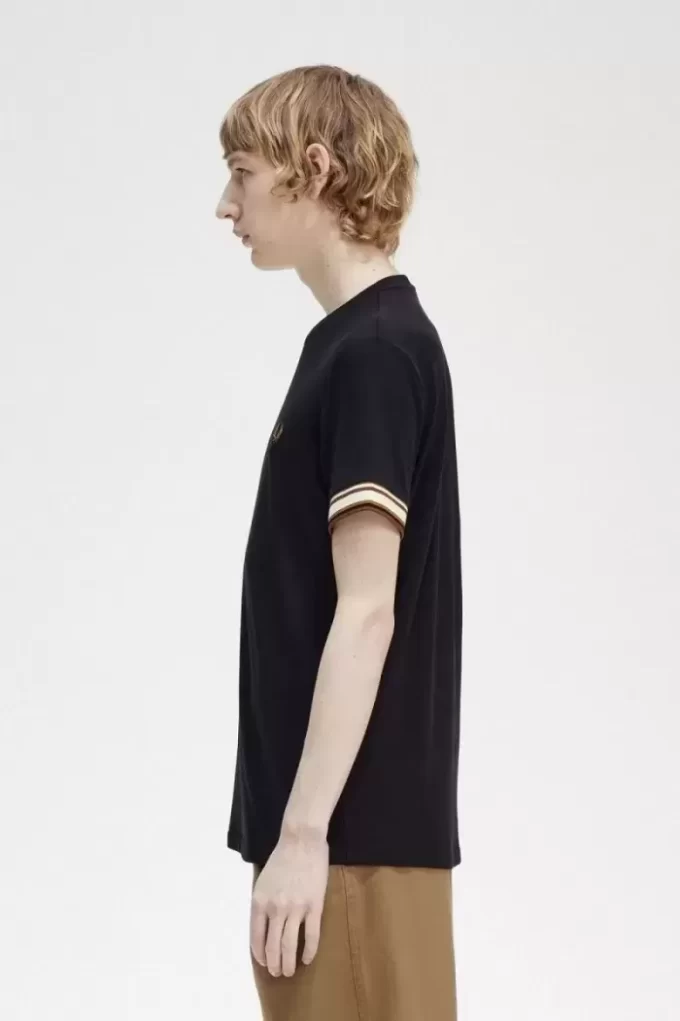 Tricou bărbătesc din piqué cu vârfuri îndrăznețe Tricou bărbătesc din piqué cu vârfuri îndrăznețe