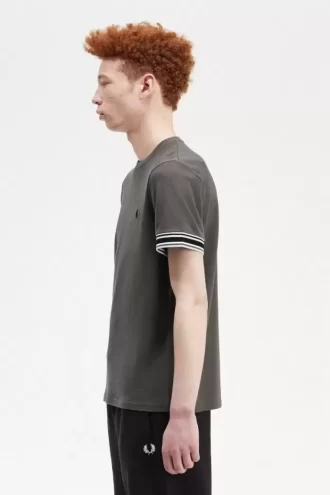 Tricou bărbătesc din piqué cu vârfuri îndrăznețe