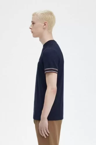 Tricou bărbătesc din piqué cu vârfuri îndrăznețe
