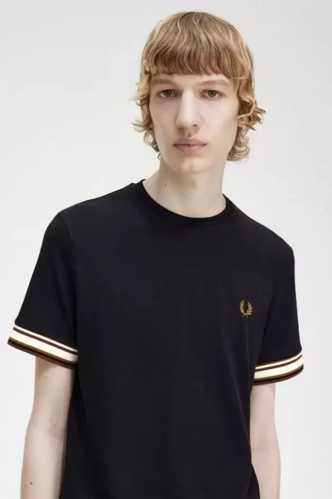 Tricou bărbătesc din piqué cu vârfuri îndrăznețe Tricou bărbătesc din piqué cu vârfuri îndrăznețe