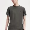 Tricou bărbătesc din piqué cu vârfuri îndrăznețe Tricou bărbătesc din piqué cu vârfuri îndrăznețe