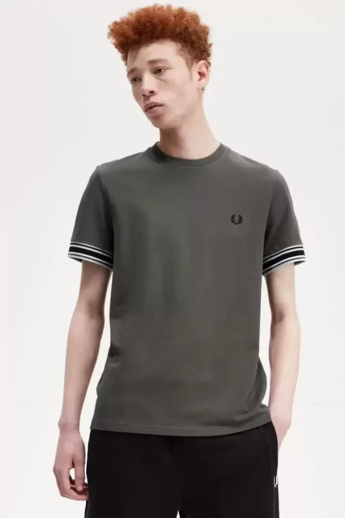 Tricou bărbătesc din piqué cu vârfuri îndrăznețe Tricou bărbătesc din piqué cu vârfuri îndrăznețe