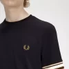 Tricou bărbătesc din piqué cu vârfuri îndrăznețe Tricou bărbătesc din piqué cu vârfuri îndrăznețe