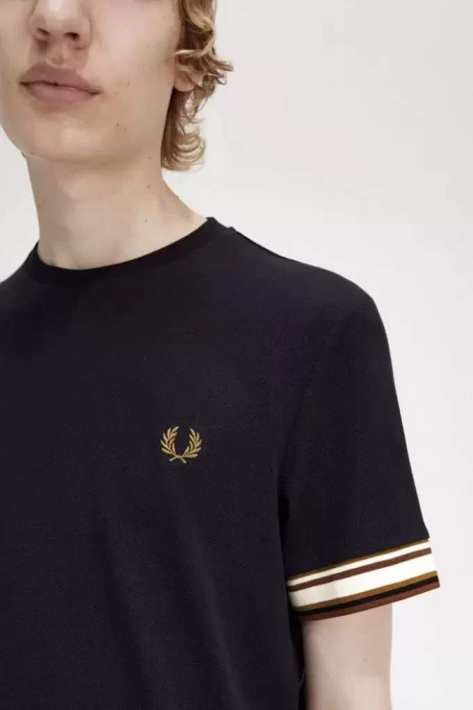 Tricou bărbătesc din piqué cu vârfuri îndrăznețe Tricou bărbătesc din piqué cu vârfuri îndrăznețe