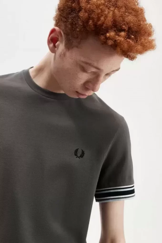 Tricou bărbătesc din piqué cu vârfuri îndrăznețe Tricou bărbătesc din piqué cu vârfuri îndrăznețe