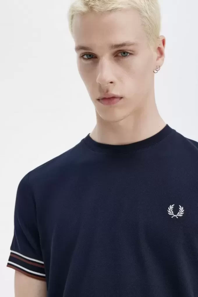 Tricou bărbătesc din piqué cu vârfuri îndrăznețe Tricou bărbătesc din piqué cu vârfuri îndrăznețe