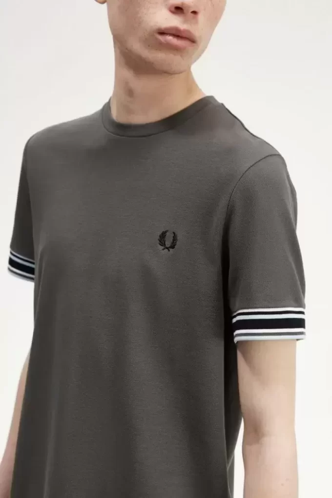 Tricou bărbătesc din piqué cu vârfuri îndrăznețe Tricou bărbătesc din piqué cu vârfuri îndrăznețe
