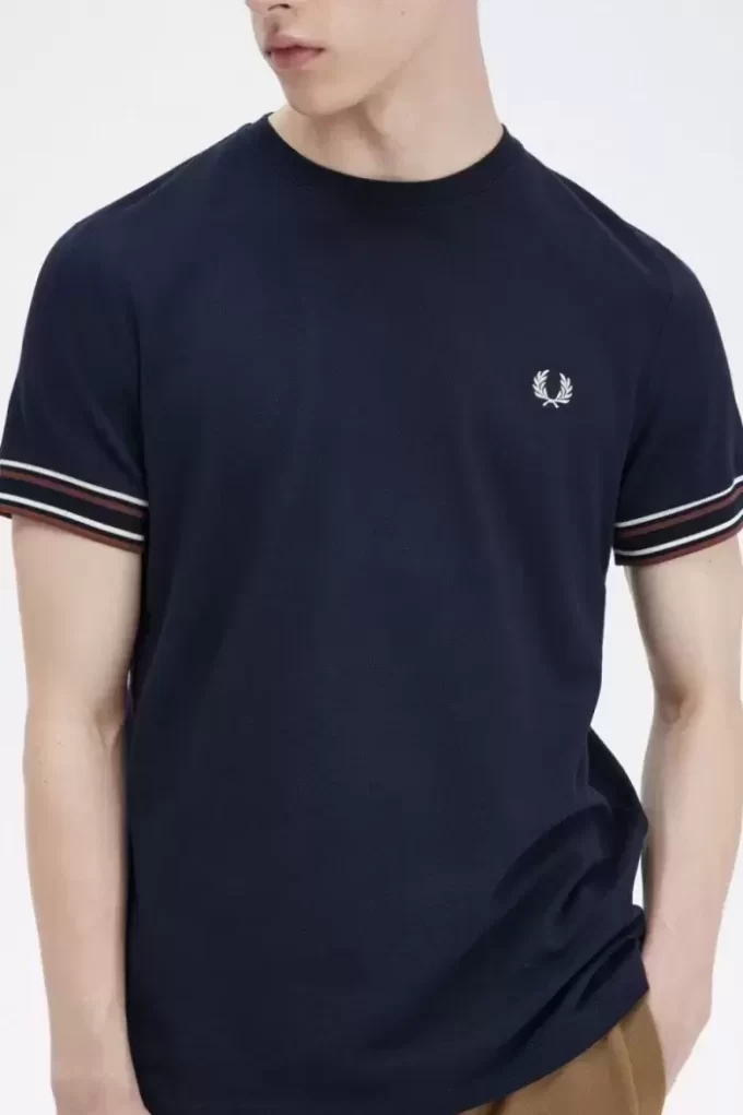 Tricou bărbătesc din piqué cu vârfuri îndrăznețe Tricou bărbătesc din piqué cu vârfuri îndrăznețe